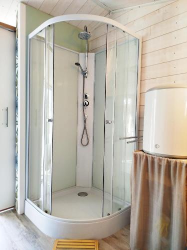 une douche avec une cabine en verre dans une salle de bain dans l'établissement Chalet avec SPA en pleine nature 30 min des plages lac, océan et bassin d'Arcachon, à Sainte-Hélène