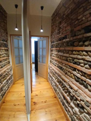 Cette chambre est dotée d'un mur en briques et d'un couloir. dans l'établissement Au Canal, à Toulouse