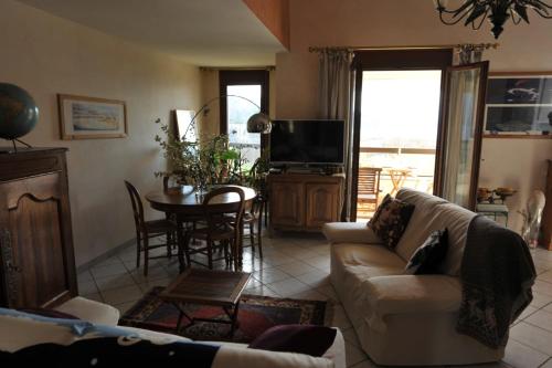 un salon avec un canapé et une table dans l'établissement L'Alizée - Terrace overlooking the lake, à Aix-les-Bains