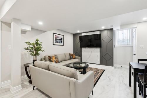 Posezení v ubytování Baker Hill Executive Suite 2 Br Basement Apartment with Full Kitchen and Bath