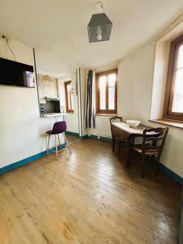 une salle à manger avec une table et des chaises dans une pièce dans l'établissement Le Embruns, à Mers-les-Bains