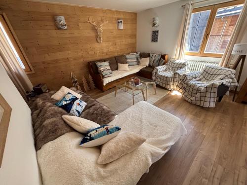 un salon avec un canapé et une table dans l'établissement le petit sport 2, à La Salle Les Alpes