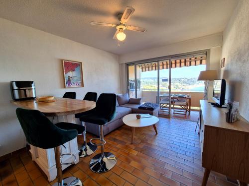 un salon avec un canapé et une table dans l'établissement T2 vue mer, proche plage & parking privée, à Bandol