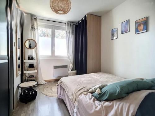 une chambre avec un lit et une fenêtre dans l'établissement Joli appartement climatisé avec extérieur, à Rognac