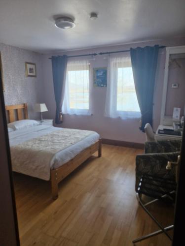 Postel nebo postele na pokoji v ubytování Rossroe Lodge B&B