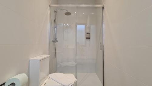 a bathroom with a shower and a toilet at Suspiro 202 Elegant Suite in Granada