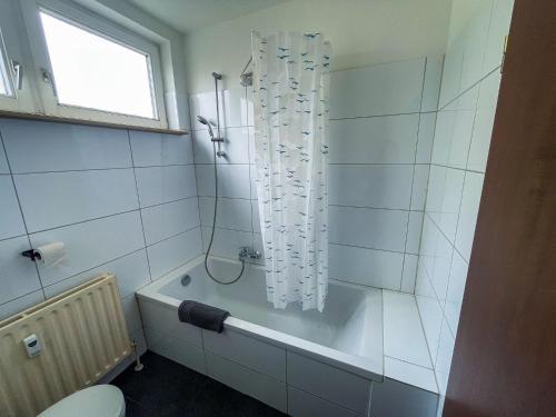 Koupelna v ubytování bookandstay24 Dietzenbach 2 Zimmerwohnung mit Balkon, Küche und Parkplatz-10