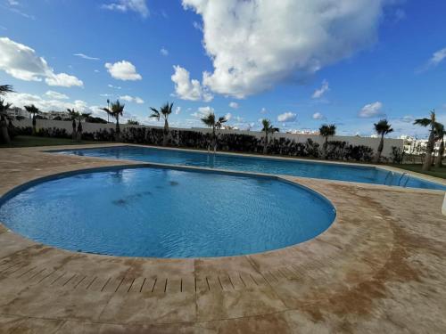 Palais du jardin et de la mer dans une résidence privéeの敷地内または近くにあるプール