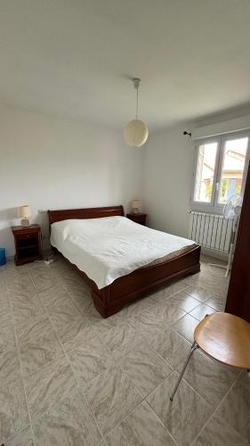 une chambre avec un lit, une table et une fenêtre dans l'établissement Jolie maison avec piscine et vue sur le Mont Ventoux, à Mormoiron