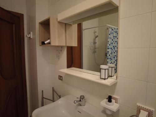 a bathroom with a sink and a mirror at Casa Bellavista in Termoli