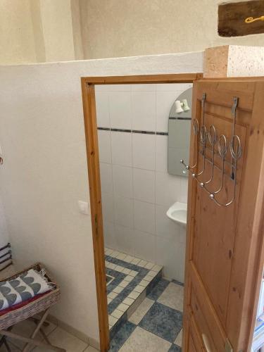 une salle de bain avec des toilettes, un lavabo et une porte dans l'établissement Planchette, à Savigné-lʼÉvêque