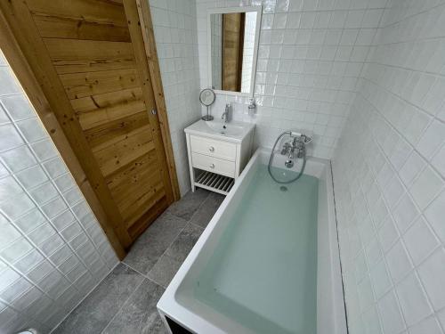 une salle de bain avec une baignoire, des toilettes et un lavabo dans l'établissement Val Thorens Luxury Apartment Sleeps 8, à Val Thorens