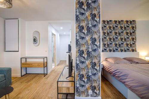 - une chambre avec un lit et du papier peint bleu et or dans l'établissement Antibes proche de la plage ,Appartement lumineux et climatisé, à Antibes