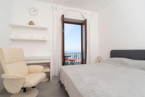 Foto Breathtaking Sea View Apartment on Sorrento Coast with Sunset Terrace & Parking 6