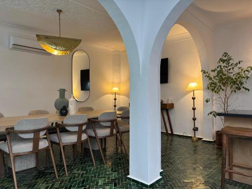 a dining room with a table and chairs at Riad entièrement privatisé 5 suites riad avec bassin pres de la célèbre place Jemaa El Fna le petit déjeuner et le ménage quotidien compris in Marrakech