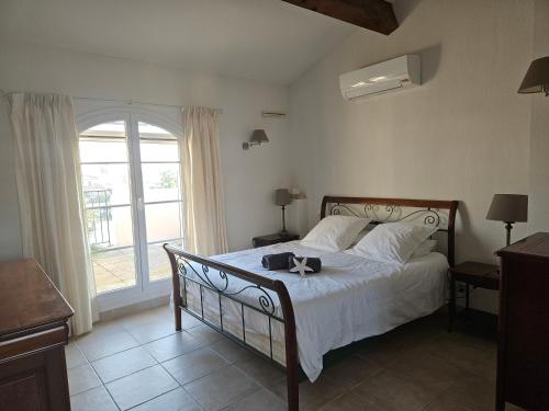 une chambre avec un lit avec un arc dessus dans l'établissement Happy Marina, à Aigues-Mortes