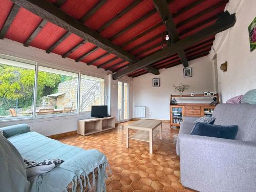 un salon avec un canapé et une table dans l'établissement Maison provençale de vacances - Les Aloès, à Claviers