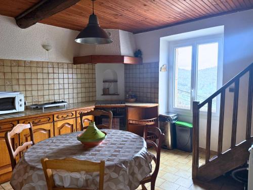 une cuisine avec une table avec un bol dessus dans l'établissement Maison provençale de vacances - Les Aloès, à Claviers