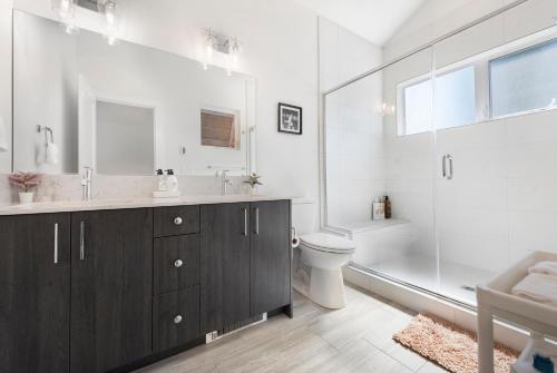 a bathroom with a sink and a toilet and a shower at Cheerful 3-BDR Th NR UW Seattle Childrens w Free P in Seattle