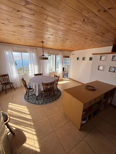 a dining room with a table and chairs in a room at Cabaña Vista Mar in Tongoy