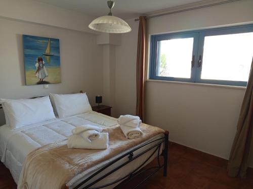 Postel nebo postele na pokoji v ubytování SteliosDimitra Seafront Guest House in Kantia
