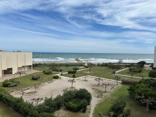 - une vue sur un parc avec l'océan en arrière-plan dans l'établissement Gaïa, au Barcarès