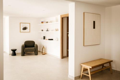 un salon avec une chaise et une table dans l'établissement Villa 328, à Saint-Raphaël