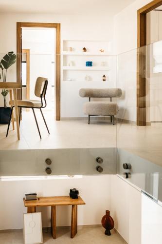 un salon avec une chaise et une table dans l'établissement Villa 328, à Saint-Raphaël