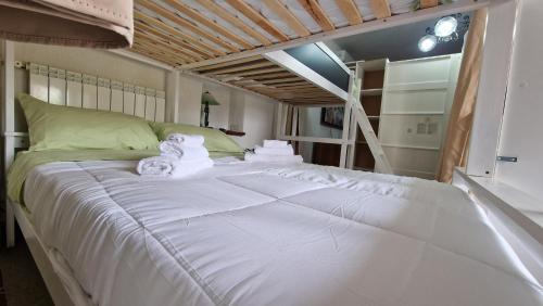 un grande letto bianco con due peluche sopra di Country Chic Antico Casale - piscina idromassaggio lettini, solarium, cinema experience, wifi, parcheggio a Caiazzo