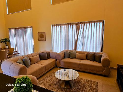 Posezení v ubytování C33 Samarah Resort LOFT apartment