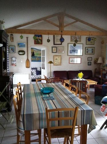 une salle à manger avec une table et des chaises dans l'établissement Grande maison ancienne rénovée, à Saint-Pierre-dʼOléron