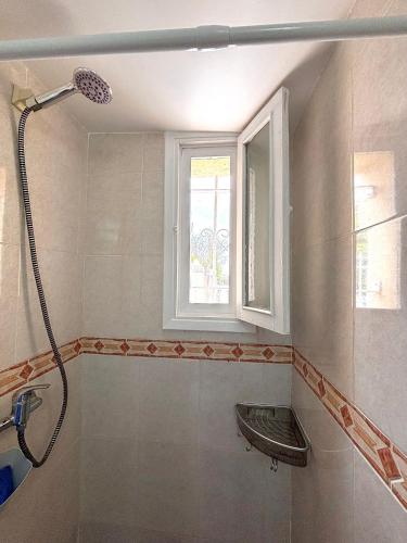 a bathroom with a shower and a window at Casa rústica y luminosa in Deltebre