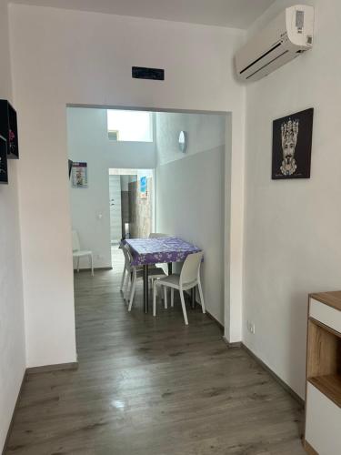 a dining room with a purple table and chairs at Home Sweet Home in Guarrato