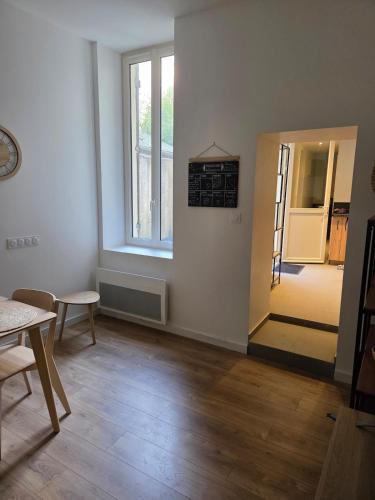 un salon vide avec une table et une fenêtre dans l'établissement Centre ville , 5 chambres, 4sdb, à Angers
