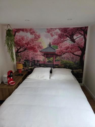 une chambre avec un grand lit avec un tableau au mur dans l'établissement Centre ville , 5 chambres, 4sdb, à Angers