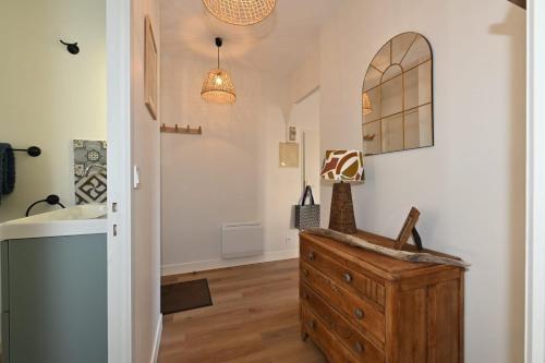 - une cuisine avec un évier et une commode en bois dans l'établissement La marinière au 5, à Trouville-sur-Mer