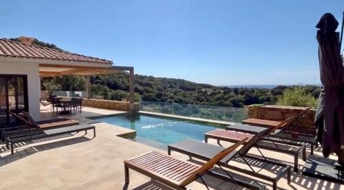 Cette villa dispose d'une piscine avec vue. dans l'établissement Villa Toci, à Calcatoggio