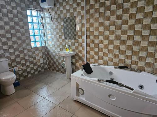 Koupelna v ubytování BMH Hotel & Suites