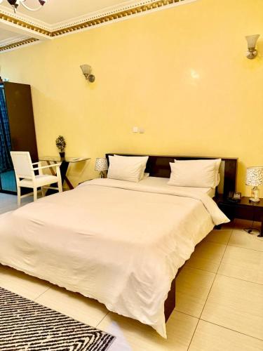 Postel nebo postele na pokoji v ubytování BEST HOTEL Aero-Batignoll