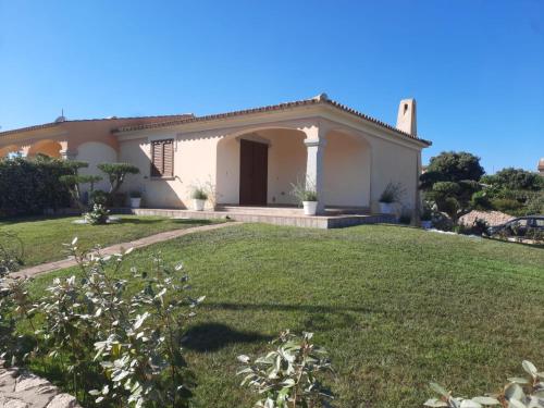a house with a lawn in front of it at Casa Nala - Villa con giardino in Budoni