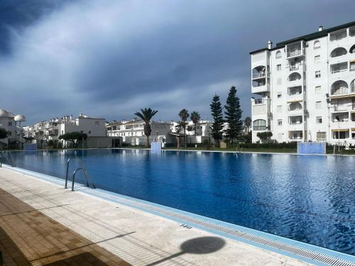 Apartamento en Urbanización Privada con Piscina en Primera Linea de Playa