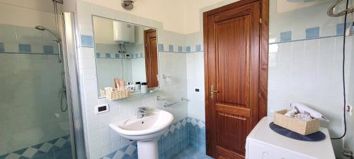 a bathroom with a sink and a toilet and a shower at Casa Nala - Villa con giardino in Budoni