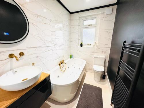 Ένα μπάνιο στο Luxury Grangemouth accomodation with free parking