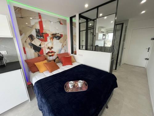 - une chambre avec un lit orné d'une grande peinture murale dans l'établissement Studio 2 couchage Cap d'Agde Naturisme CN0404-648, au Cap d'Agde