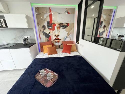 Cette chambre comprend un lit orné d'une peinture murale. dans l'établissement Studio 2 couchage Cap d'Agde Naturisme CN0404-648, au Cap d'Agde