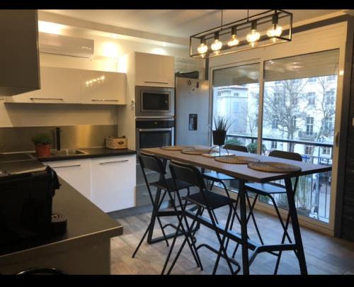 une cuisine avec une table et quelques chaises dans l'établissement Appartement climatisé hyper centre de Marseille, à Marseille