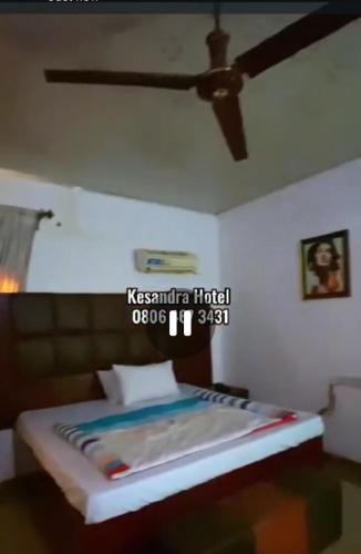 Postel nebo postele na pokoji v ubytování Kesandra Hotel & Suites