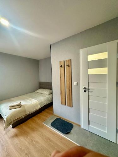 Postel nebo postele na pokoji v ubytování Apartamenty Poziom 4, Prywatna łazienka, Wspólna toaleta, Free wi-fi, Free Parking