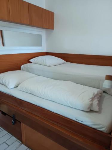 - 2 lits dans une chambre avec des oreillers blancs dans l'établissement L'Étoile sous les Pins - La Loge, à Hyères