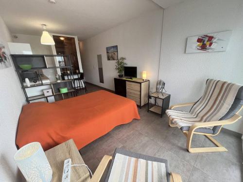 une chambre avec un lit, une chaise et un bureau dans l'établissement Studio 2 couchages Cap d'Agde naturisme CN040-722, au Cap d'Agde